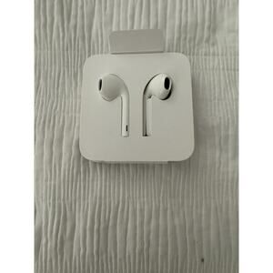 New Apple Earpods Wired Lighnting Connector with 3.5 mm Headphone Jack Adapter